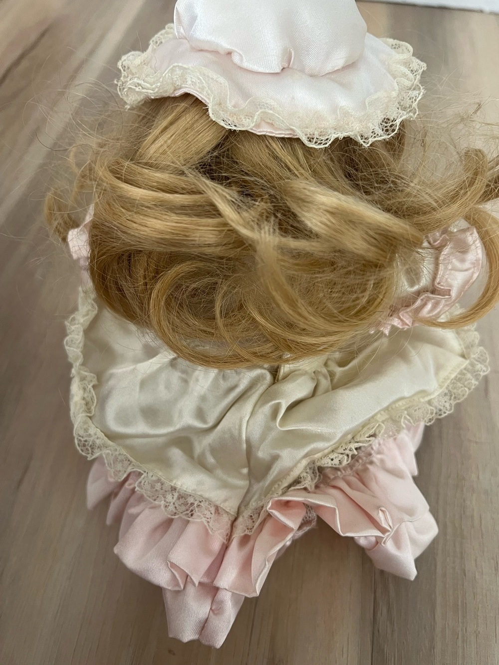 Vintage Porcelain Collectible Doll with Music Cream Pink dress - Picture 6 of 7